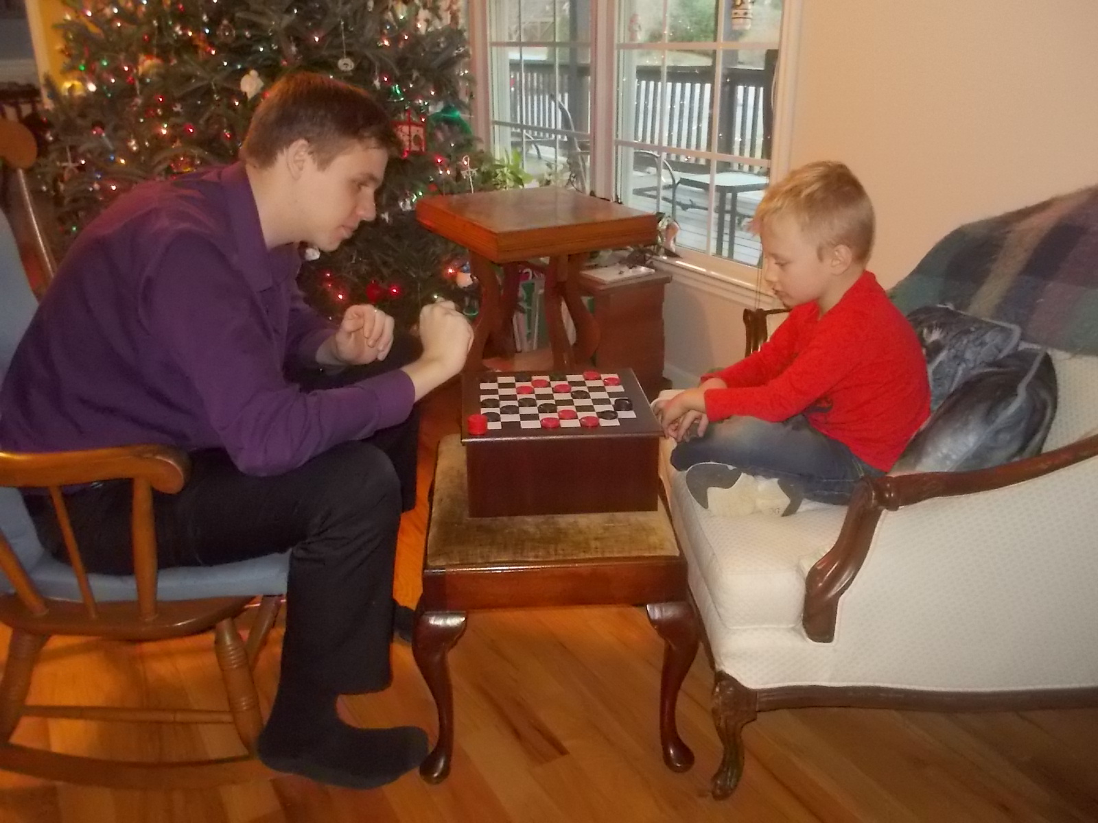122916 N Logan play checkers.JPG